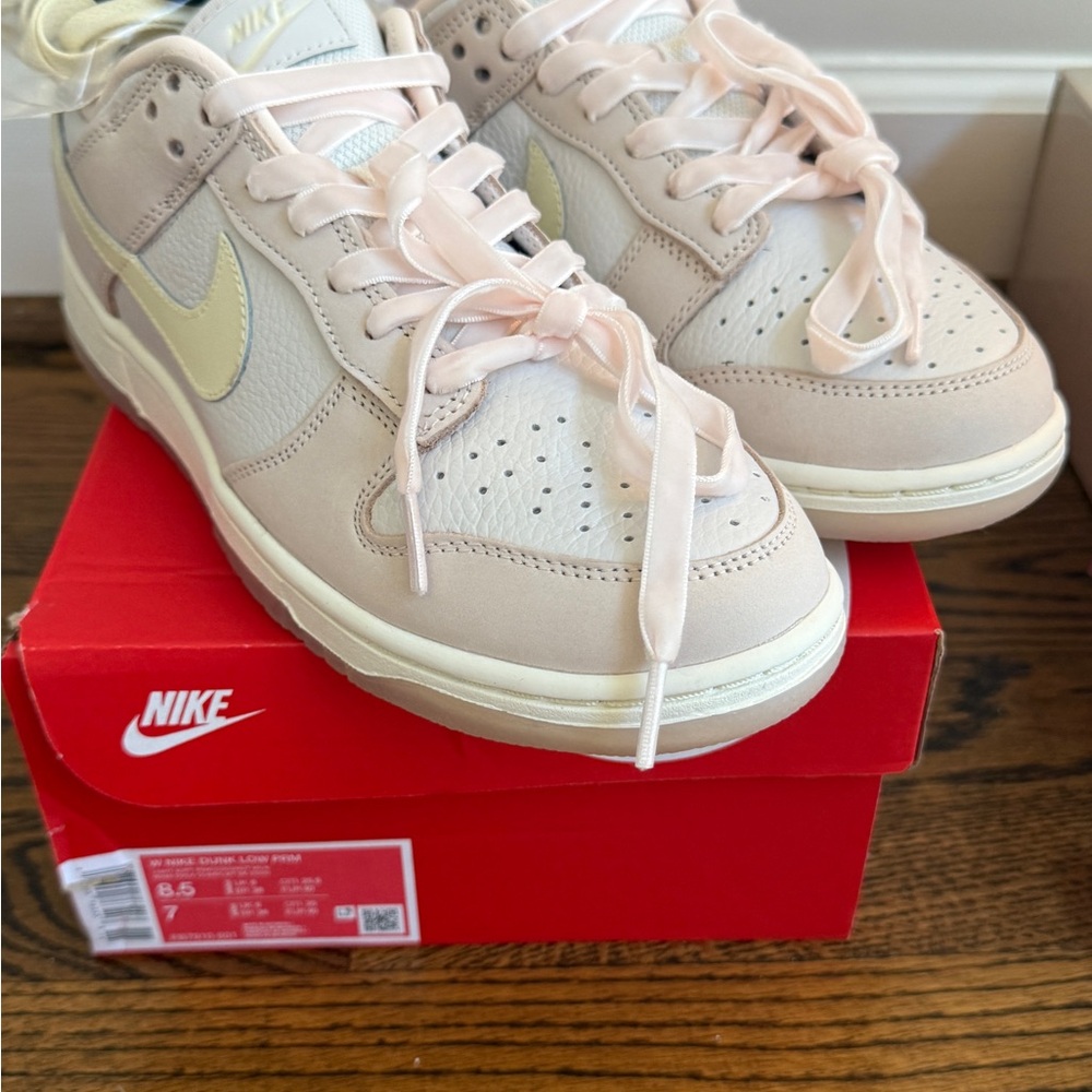 Nike W Dunk Low 
LIGHT SOFT PINK/COCONUT MILK Rose